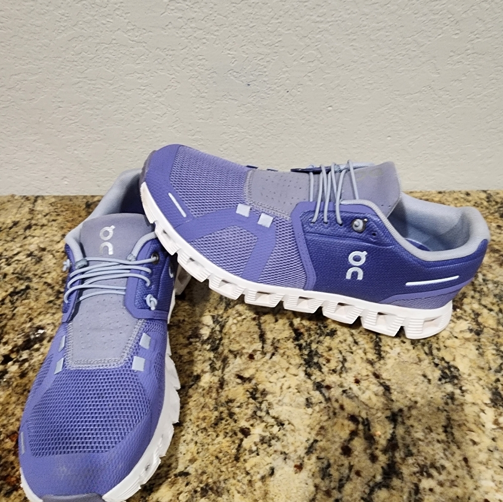On CLOUD 5 Running Athletic Shoes. Women's Size 8